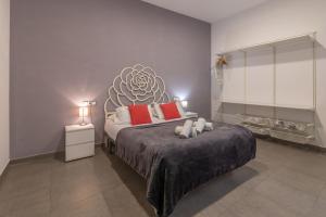 塞维利亚瑞斯乐沃特拉萨斯德拉卡特瑞公寓的一间卧室配有一张带红色枕头的大床