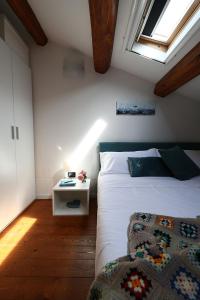 拉文纳Domus Silvana Apartments的卧室配有白色的床和窗户。