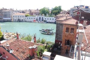 威尼斯戴德格玛尼酒店的城市中带船的河流美景