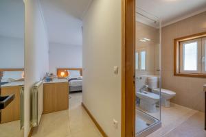 阿鲁卡Central Suites Arouca的一间带卫生间、水槽和床的浴室