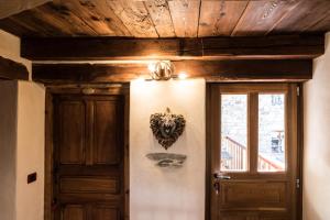 加比La Gruba Relais的一间设有木制天花板和门的房间