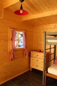 Schönengrund皮尔格-胡特里度假屋的小木屋卧室配有双层床和窗户。