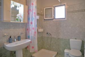 扎金索斯镇Morfis Getaway Apartment的一间带水槽、卫生间和淋浴的浴室