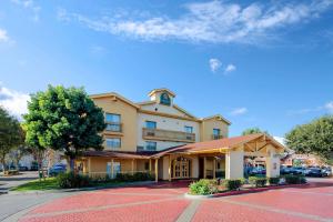 尔湾La Quinta Inn & Suites by Wyndham Irvine Spectrum的停车场酒店 ⁇ 染