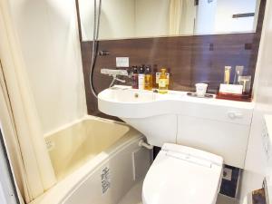 横滨HOTEL LiVEMAX Yokohama Stadium Mae的一间带水槽和卫生间的小浴室