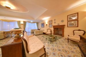 伊斯基亚Grand Hotel Terme di Augusto的客厅配有家具和壁炉