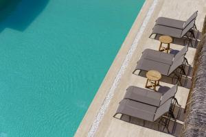 博德鲁姆Costa Maya Bodrum的躺椅和游泳池的顶部景色
