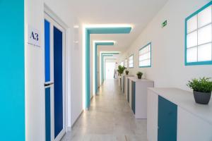 久洛La Vita Prémium Panzió的办公室的走廊,有蓝色和白色的墙壁