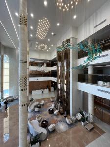 希瓦Farovon Khiva Hotel的大厅,带长沙发和桌子的建筑