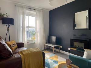 哈罗盖特Lovely 2-Bed flat in Summerbridge Harrogate的带沙发和电视的客厅