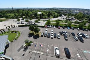 第戎第戎托森多尔假日酒店的享有停车场空中的景致,设有汽车