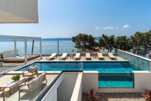 奥米什New! Villa Bava with 4 En-suite Bedrooms, Heated 33 sqm Pool的一座位于美景房屋屋顶的游泳池