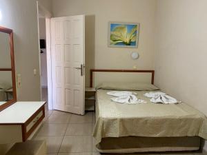 阿拉尼亚İSABELLA APART OTEL的一间卧室配有一张床,上面有两条毛巾