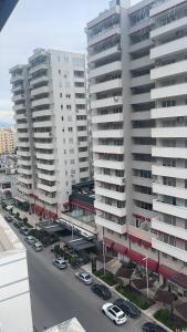 圣金AKE Twin Apartments的城市空中景观高楼