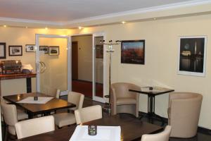 拉姆斯泰因-米森巴赫亚美利加酒店的一间在房间带两张桌子和椅子的餐厅
