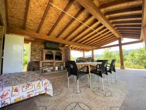 阿里翁达斯Casa Rural El Bohío的一间带桌椅和壁炉的用餐室
