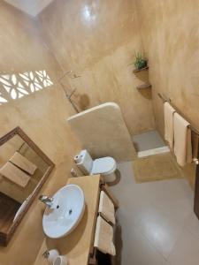 南威Siri Beach Lodge的一间带水槽和卫生间的浴室