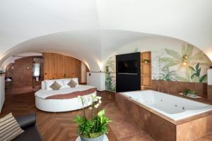 阿维瑞·德文特·彭特乐威哥尼尔罗曼尼克酒店的一间卧室配有一张床和浴缸