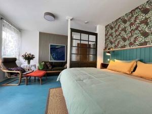 格拉弗瑙Appartement Sandsteig 1的一间卧室配有一张大床和一张沙发