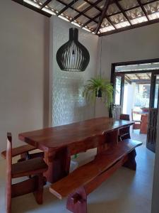 卡马萨里Uma Casa para o Descanso!的木桌和长凳