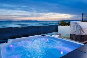 福洛尼卡The Sense Experience Resort的海景热水浴池