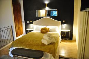 蒙塔尔奇诺suite la fortezza的一间卧室配有带毛巾的床