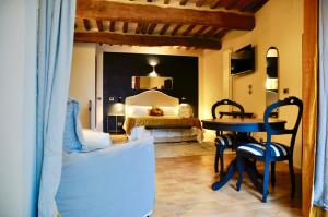 蒙塔尔奇诺suite la fortezza的卧室配有一张床和一张桌子及椅子