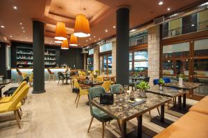 特尔斐巴纳索斯德尔菲酒店的一间带桌椅的餐厅和一间酒吧