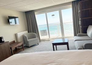 浦耳沙洲酒店的酒店客房设有一张床,享有海景。