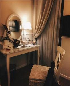 罗马Colfelice Rooms的客房设有带镜子和椅子的书桌