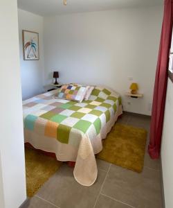 卢马罕Les Chêneslierres的一间卧室配有一张床和两块地毯