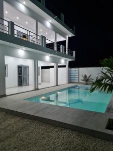 索蒙La doré du Sénégal的夜间带游泳池的别墅