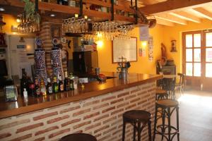 Triollo库拉瓦卡旅馆的餐厅内的酒吧,提供椅子和葡萄酒