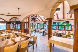 弗尔萨尔Hotel Villa Vrsar的餐厅设有桌椅和窗户。