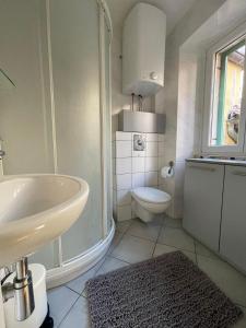 皮兰Casa David的白色的浴室设有水槽和卫生间。