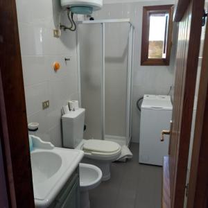 帕劳Casa Debby的浴室配有卫生间、淋浴和盥洗盆。