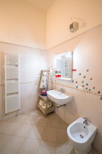 拉文纳affittacamere Corte Callegari的一间带水槽和卫生间的浴室