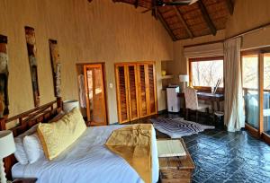威尔吉旺登禁猎区Sekala Private Game Lodge的一间卧室配有一张床和一张桌子