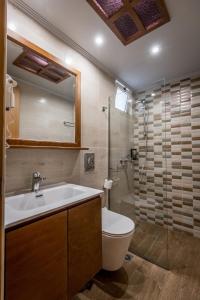 科斯镇安吉拉公寓的一间带水槽、卫生间和淋浴的浴室
