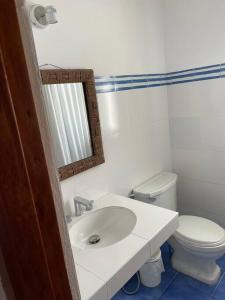 帕拉卡斯Beachfront, 4BR, entire house in Paracas的白色的浴室设有水槽和卫生间。