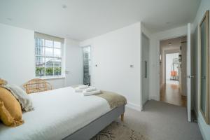 JOIVY Spectacular 3-bed flat near Holland Park客房内的一张或多张床位