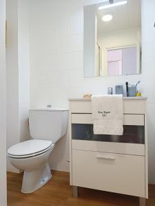 卡兰博希Bon Repos - B10, Apartamento con Terraza en Cala'n Bosch的白色的浴室设有卫生间和水槽。