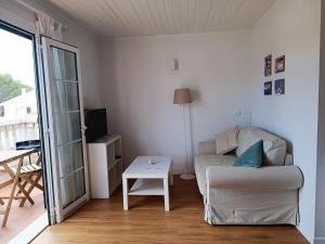 卡兰博希Bon Repos - B10, Apartamento con Terraza en Cala'n Bosch的客厅配有沙发和桌子