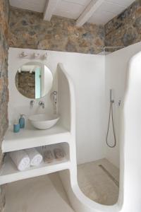 Livadi AstypalaiasNisides Suites的一间带水槽和镜子的浴室