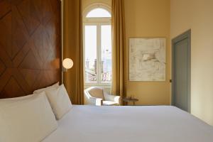 威尼斯戴德格玛尼酒店的卧室配有白色的床和窗户。