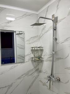 阿特劳Comfortplace的带淋浴和镜子的白色浴室