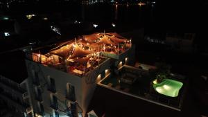 弗洛勒斯弗洛雷斯德岛酒店的夜间餐厅灯光的顶部景色