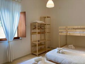 RoccamoriceDimore Montane的一间卧室设有两张双层床和一扇窗户。