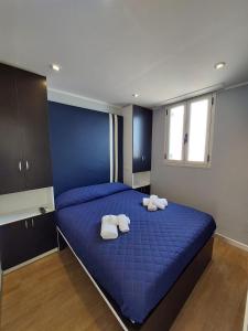 阿马尔菲La stanza sul Porto di Amalfi camera piccina piccina con bagno privato的一间卧室配有蓝色的床和毛巾
