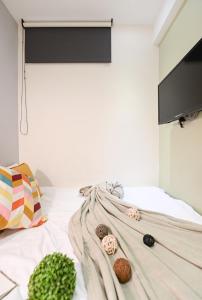 台北在家行旅 中山館的一间卧室,配有一张带甜甜圈的床